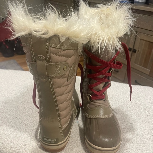 NWOT Sorel Youth Joan of Arctic Boots, size 3 - Picture 2 of 4